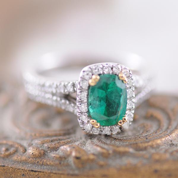 Halo emerald diamond on sale ring