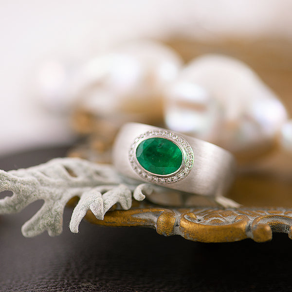 18ct White Gold Ring with Emerald and Diamond