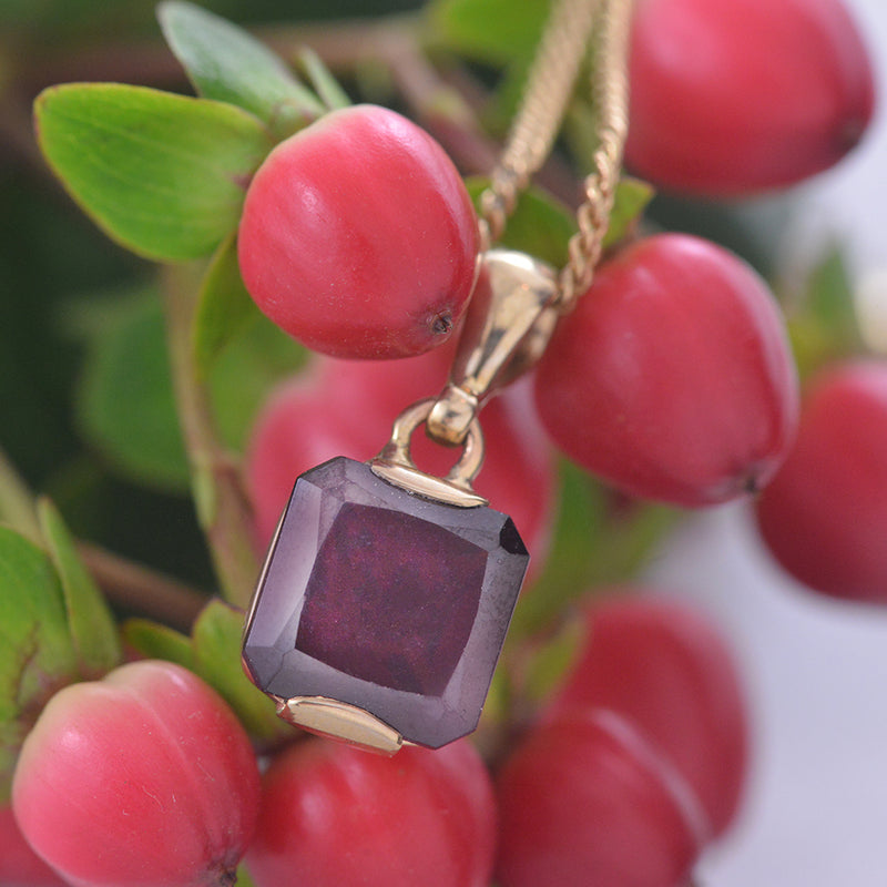 9K Yellow Gold Square cut Garnet pendant