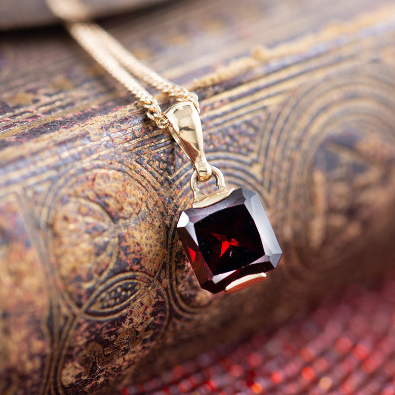 9K Yellow Gold Square cut Garnet pendant